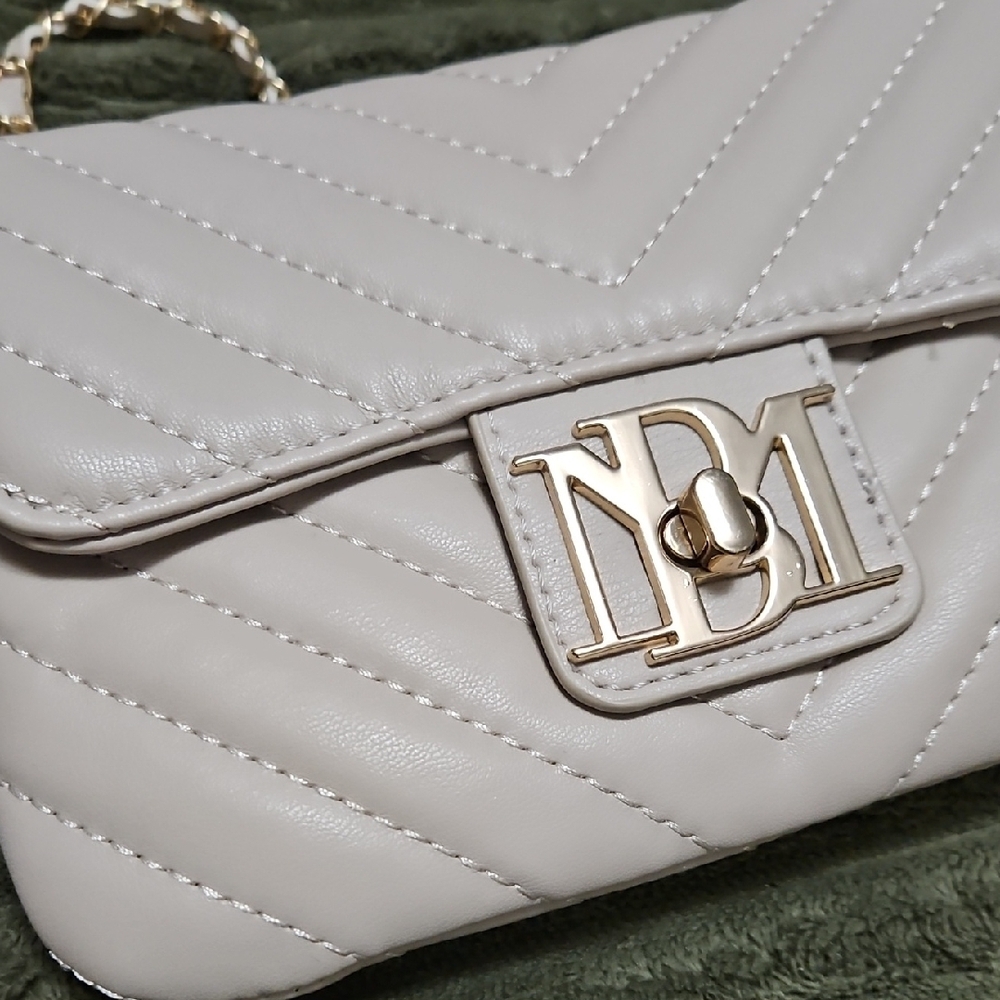 Elegant White Quilted Shoulder Bag - Picture 3 of 5